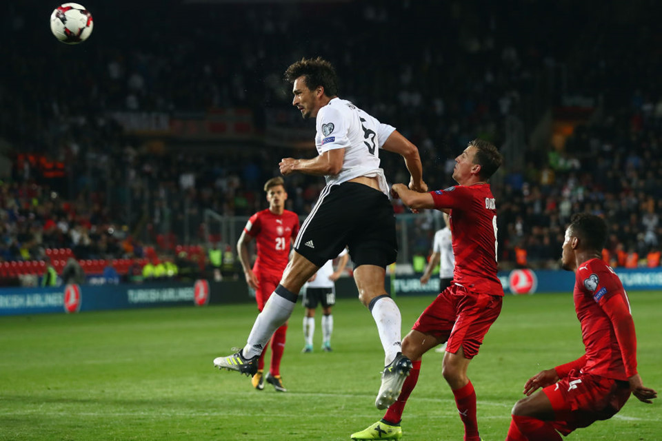 Trung vệ Hummels tỏa sáng phút cuối giúp ĐT Đức nối dài mạch thắng tại vòng loại World Cup