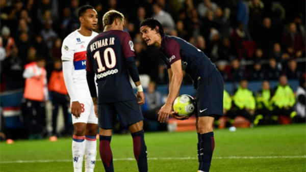 NÓNG: Neymar bỏ theo dõi Cavani, suýt tẩn đồng đội trong phòng thay đồ