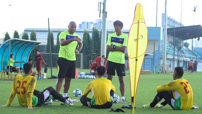Cựu HLV đội trẻ Arsenal nói gì về các thủ môn của U19 Việt Nam?