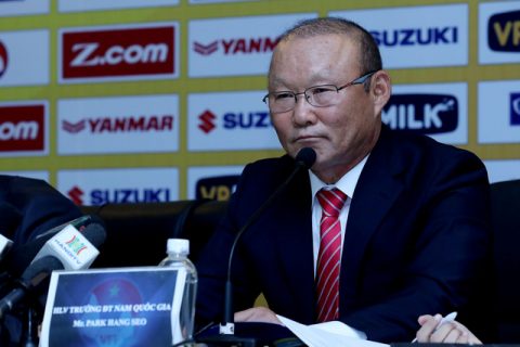 Tân HLV ĐT Việt Nam Park Hang-seo nhận lương bằng 1/3 Kiatisak