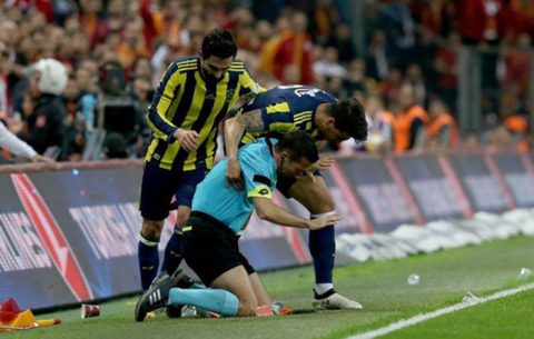 Trọng tài bị dội “bom nước” ở derby Istanbul