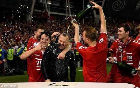 Ăn mừng vé World Cup, tuyển thủ Đan Mạch trút bia lên đầu BLV Eurosport