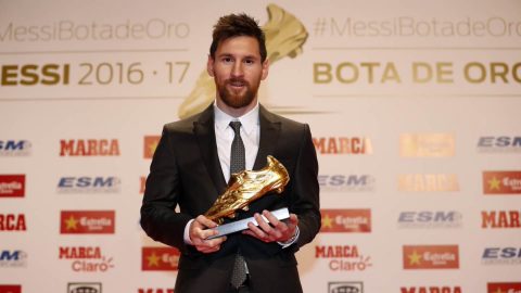 LOẠT ẢNH: Messi nhận Chiếc giày Vàng, cân bằng kỷ lục của Ronaldo