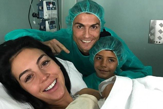 Bạn gái Ronaldo đã hạ sinh tiểu công chúa Alana Martina