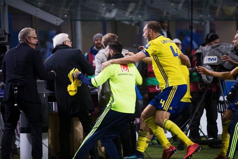 Ăn mừng vé World Cup, Thụy Điển phá hỏng studio dã chiến của BLV