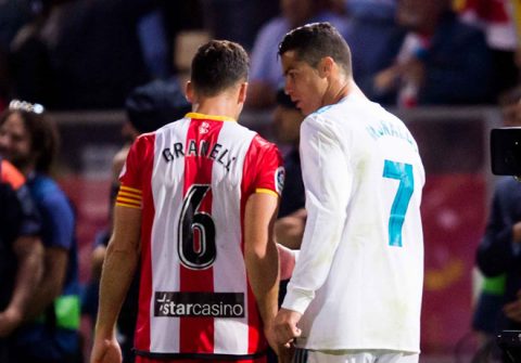 Ronaldo từ chối đổi áo vì đối thủ ‘chơi xấu’