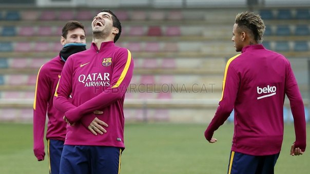 Messi cùng đồng đội không thể nhịn cười vì …Ronaldo