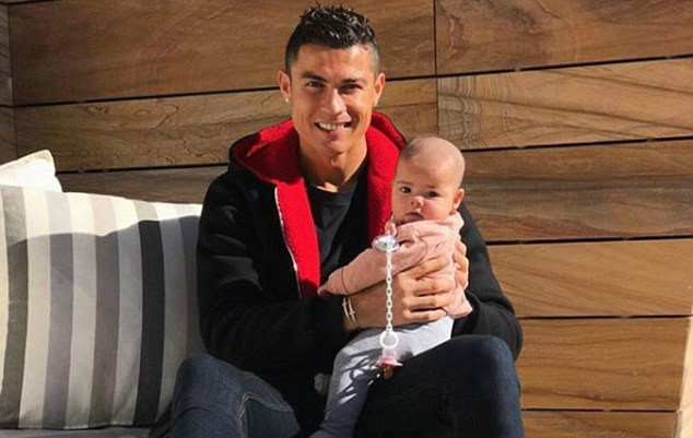 Ronaldo khoe ảnh hạnh phúc bên con gái trên mạng xã hội