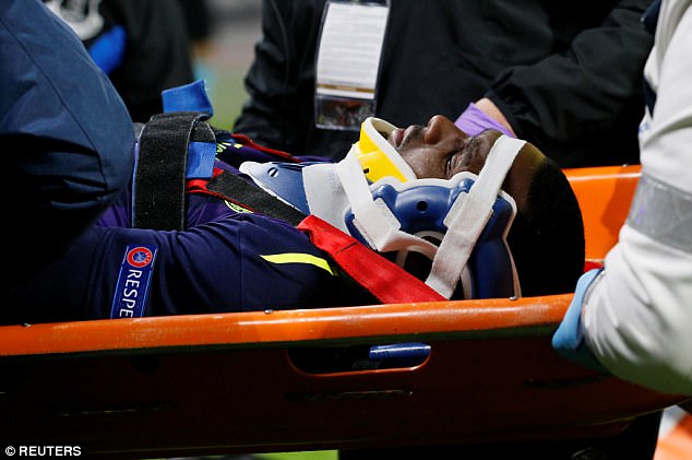 Cầu thủ Everton ngã gãy cổ, suýt chết ngay trên sân