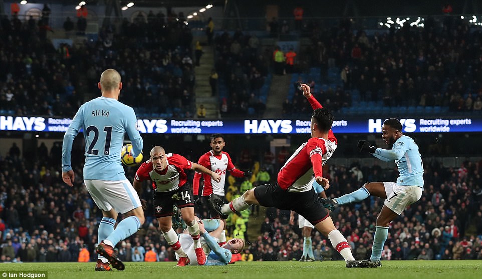 Sterling lập siêu phẩm phút 90+6, Man City vững vàng ngôi đầu