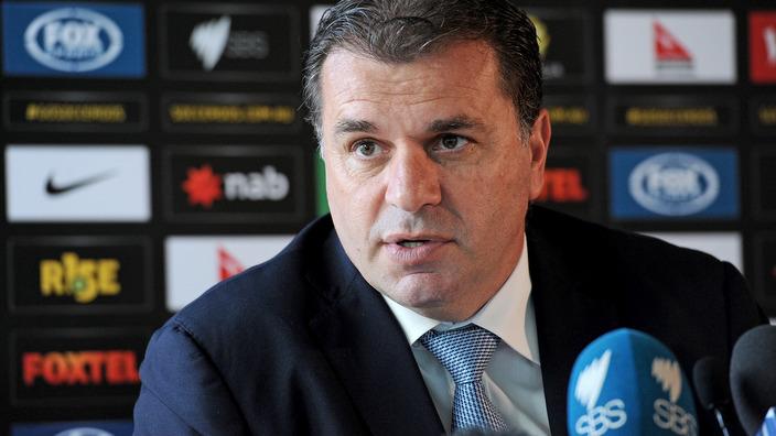 Giành vé dự World Cup 2018, HLV Australia bất ngờ từ chức