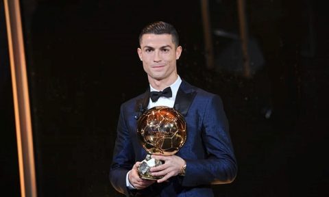 Ronaldo giành Quả bóng vàng thứ 5, cân bằng kỷ lục của Leo Messi
