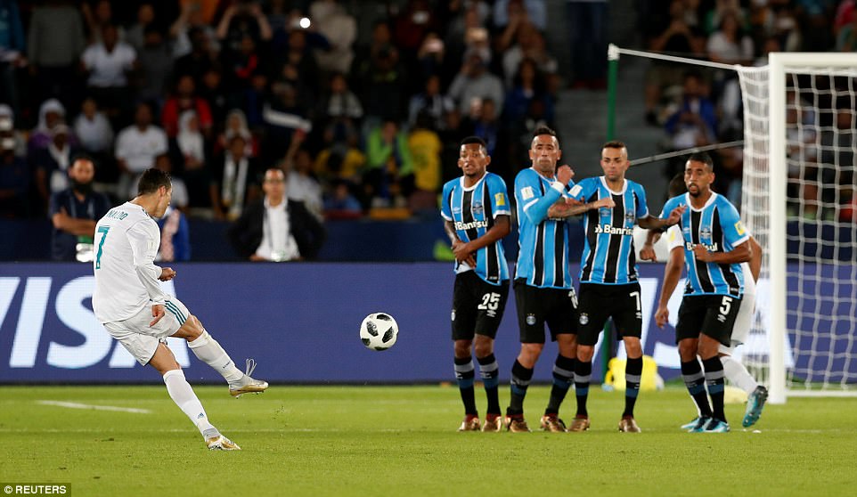 Điểm tin chiều 17/12: Ronaldo sánh ngang vua bóng đá; Hamsik ngang hàng với Maradona