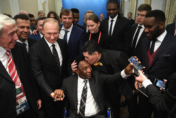 Maradona hôn trán Pele ở lễ bốc thăm dưới sự chứng kiến của Tổng thống Putin