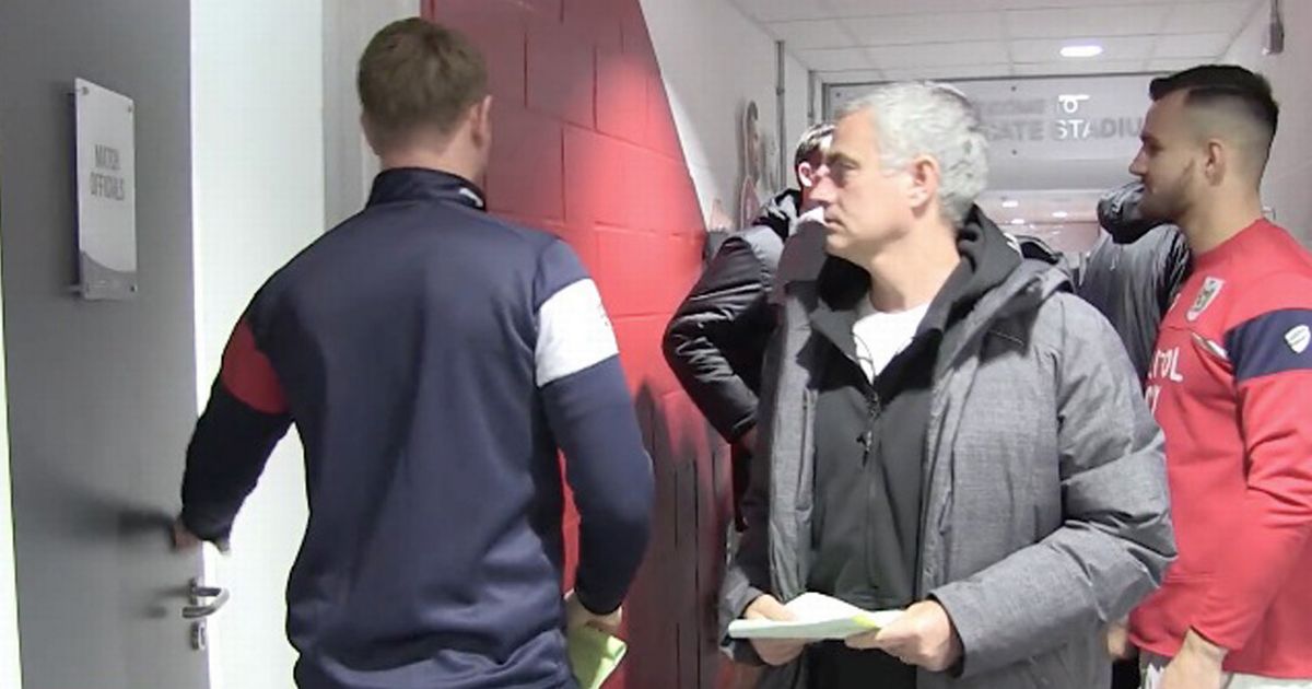 Cầu thủ Bristol bất ngờ vì được Jose Mourinho sang chúc mừng