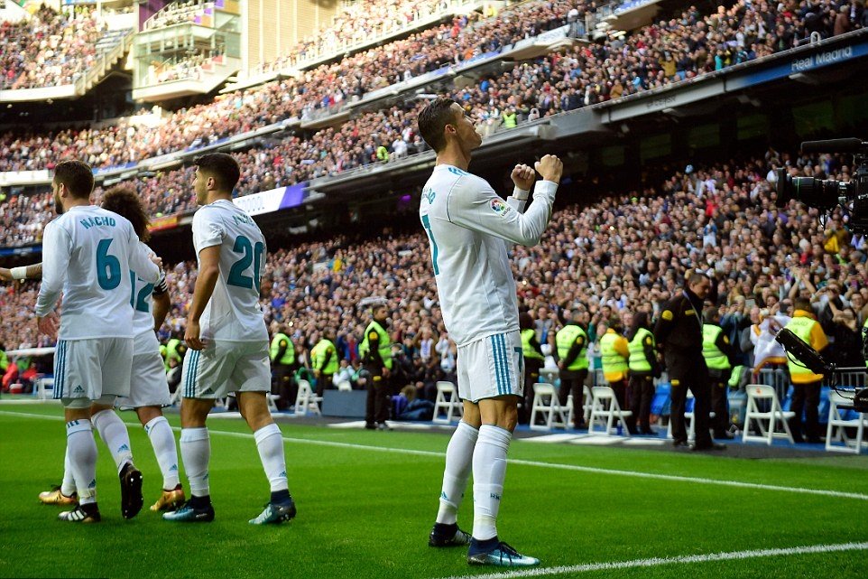 Ronaldo lập cú đúp mừng bóng vàng giúp Real thắng lớn Sevilla