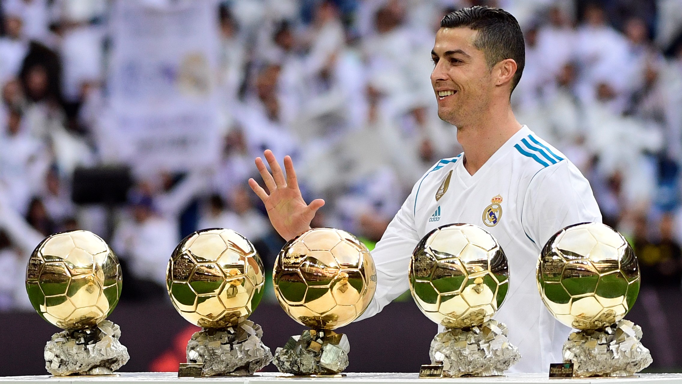 BẤT NGỜ: Fan Real không chọn Ronaldo vĩ đại nhất lịch sử CLB