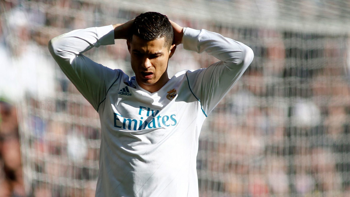 Ronaldo thua “sấp mặt” Messi: Cái giá phải trả của sự kiêu ngạo!