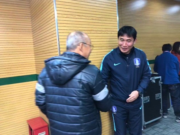 HLV U23 Hàn Quốc lễ phép với “đàn anh” Park Hang Seo