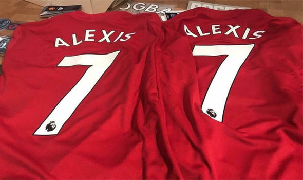 NÓNG: Áo số 7 của Sanchez ở Man Utd đã được bày bán