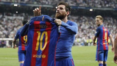 Những khoảnh khắc bóng đá ấn tượng nhất 2017: Messi “phơi áo” lọt top