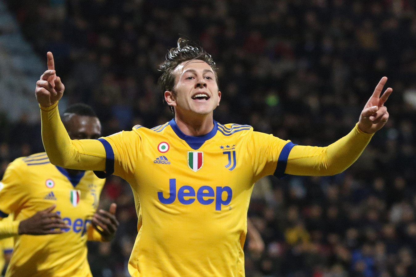 Bernardeschi tỏa sáng, Juventus tiếp tục bám đuổi Napoli