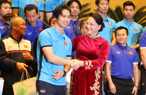 Tuyển thủ U23 Việt Nam ký tên lên lá cờ Tổ quốc từng tung bay trên Cột cờ Lũng Cú