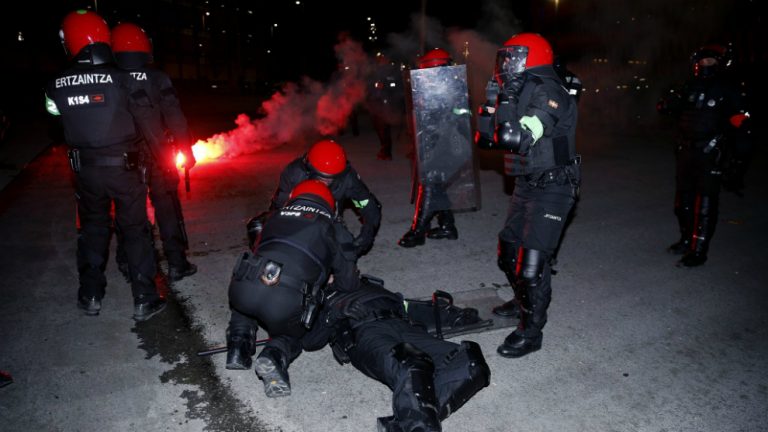 KINH HOÀNG ở Europa League: Một cảnh sát bị hooligan đánh thiệt mạng
