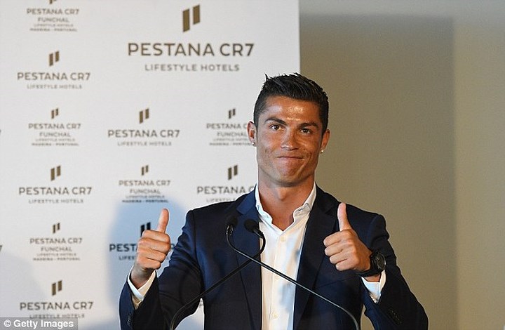 Ronaldo chuyển nhà sách cổ trăm năm thành khách sạn Pestana CR7