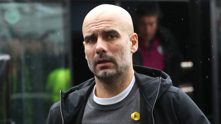 Neville mỉa mai quyết định dùng 6 cầu thủ dự bị của Guardiola