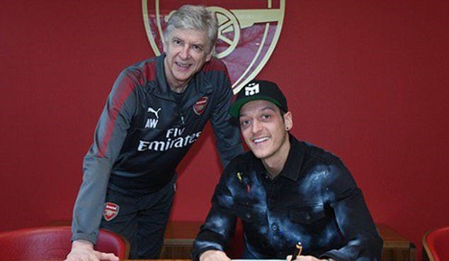 CHÍNH THỨC: Ozil ký siêu hợp đồng với Arsenal, lương chỉ kém Sanchez