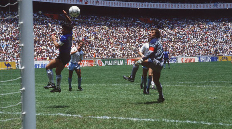 Maradona ‘tuyên chiến’ với VAR để bảo vệ bàn thắng bằng tay
