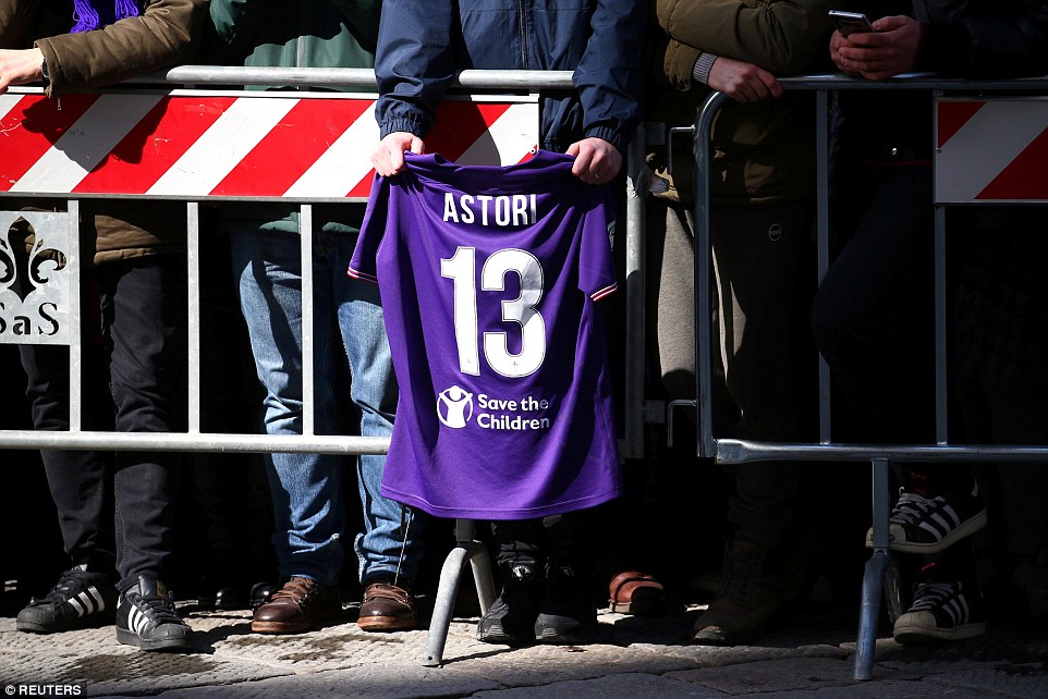 Xúc động đoàn cầu thủ và CĐV đưa tiễn cố cầu thủ Fiorentina qua đời vì suy tim
