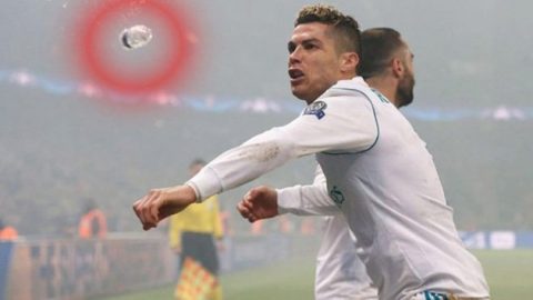 SỐC: Ronaldo suýt lãnh nguyên chai nước vào mặt