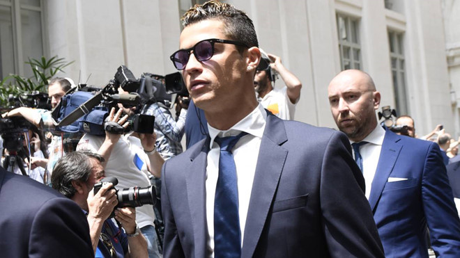 Nối gót Messi, Ronaldo gặp rắc rối liên quan đến cáo buộc trốn thuế