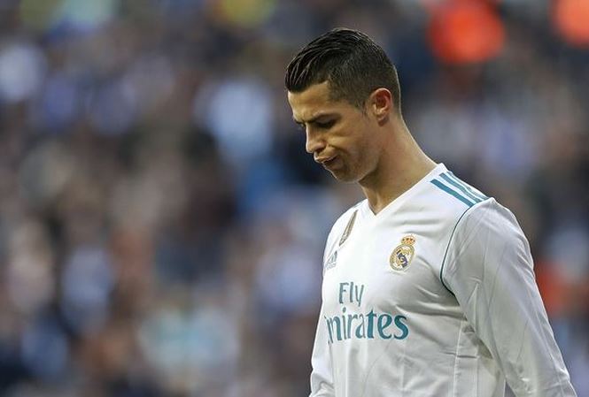 Một mình siêu sao Ronaldo “chấp” hết cả đội hình MU
