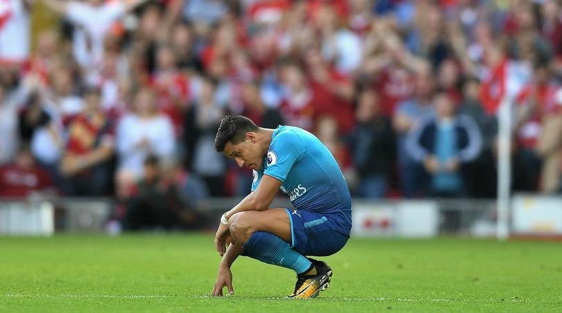 Alexis Sanchez bị mọi cầu thủ của Arsenal “không thèm nhìn mặt”