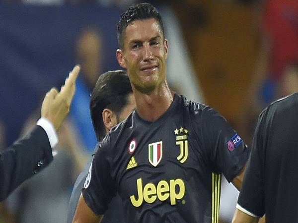 Tin thể thao 1/4: Ronaldo bị cả đội phạt vì phải nhận thẻ đỏ