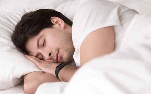 Bạn nên duy trì thói quen ngủ lành mạnh để bảo vệ sức khỏe 
