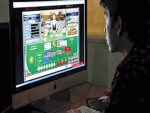 Chơi game bài online ở Việt Nam bị phạt bao nhiêu tiền? 