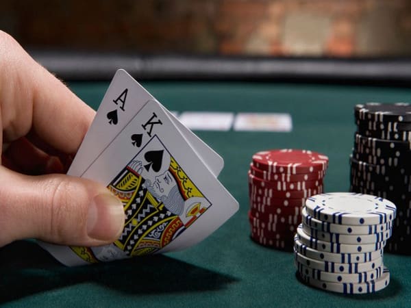 Poker là thể loại game hấp dẫn, phổ biến trên cả hai nền tảng