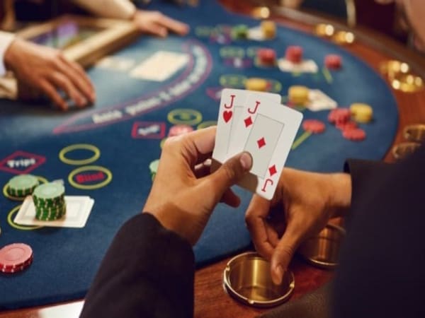 Poker live là hình thức chơi tại casino trực tiếp
