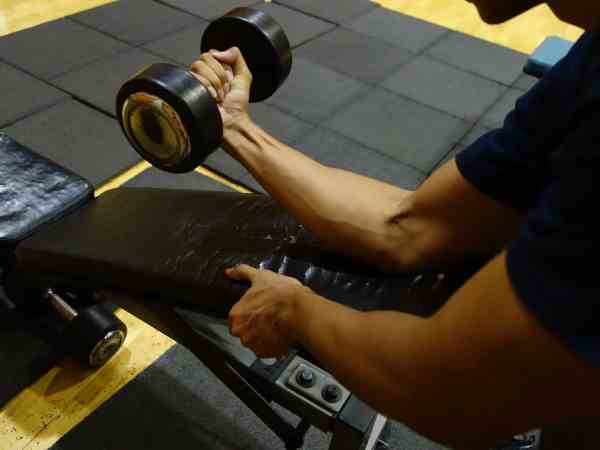 Bài tập cuộn tay với tạ (wrist curls) Bài tập cuộn tay với tạ (wrist curls)