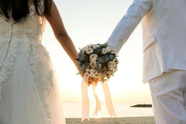 Chiêm bao thấy đi đám cưới và ăn tiệc linh đình